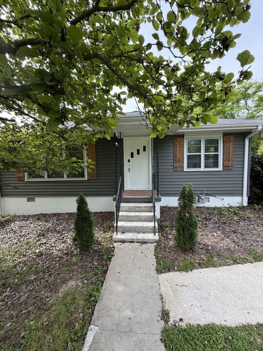 2116 Rockland Dr in Birmingham, AL - Building Photo