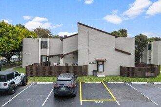 10020 NW 9th St Cir in Miami, FL - Foto de edificio - Building Photo