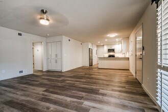 1110 Sherwood Ln-Unit -104 in Nichols Hills, OK - Building Photo - Building Photo