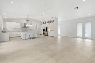 5765 SW 84th St in Miami, FL - Building Photo - Building Photo