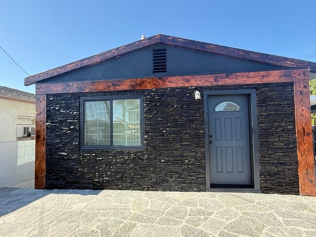 property at 1320 W 4th St