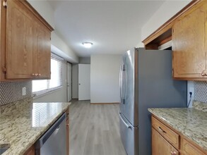 8460 Westbend Rd in Minneapolis, MN - Building Photo - Building Photo