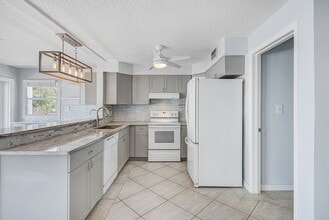 857 180th Ave E in Redington Shores, FL - Building Photo - Building Photo