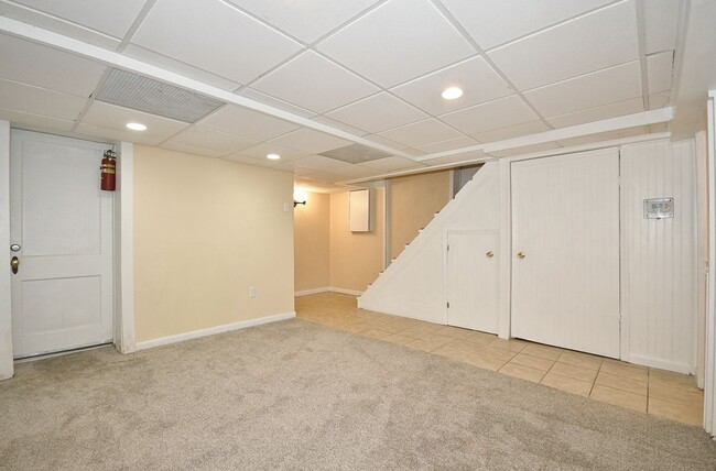 2106 West St, Unit Lower Level in Munhall, PA - Foto de edificio - Building Photo