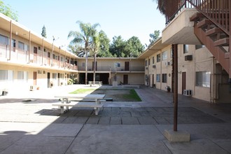 AJ Apartments in Pomona, CA - Foto de edificio - Building Photo