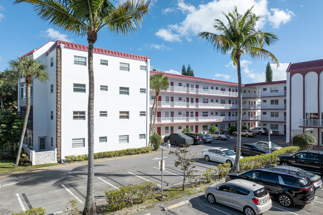 Garnet Building in Lauderdale Lakes, FL - Building Photo