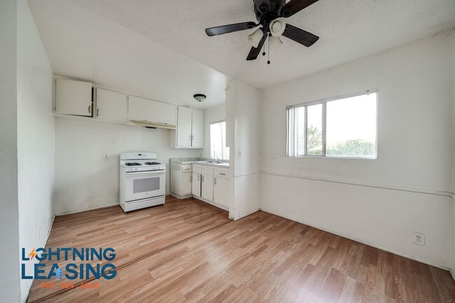 6927 Whitsett Ave in Van Nuys, CA - Building Photo - Building Photo