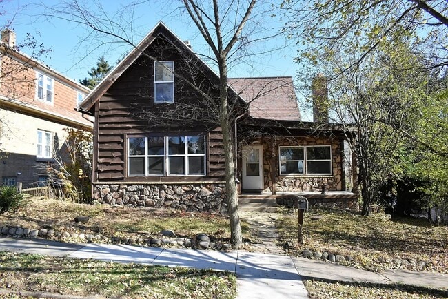 property at 445 N 9th Ave