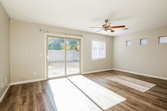 8345 W Hughes Dr in Tolleson, AZ - Foto de edificio - Building Photo