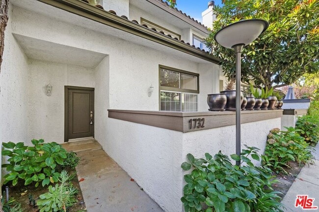 1732 Palisades Dr in Los Angeles, CA - Building Photo - Building Photo