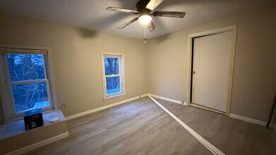 235 E Main St in St. Clairsville, OH - Foto de edificio - Building Photo