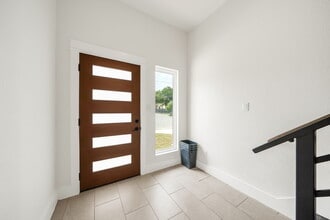 247 Princeton Ave, Unit Duplex Unit 201 in San Antonio, TX - Building Photo - Building Photo