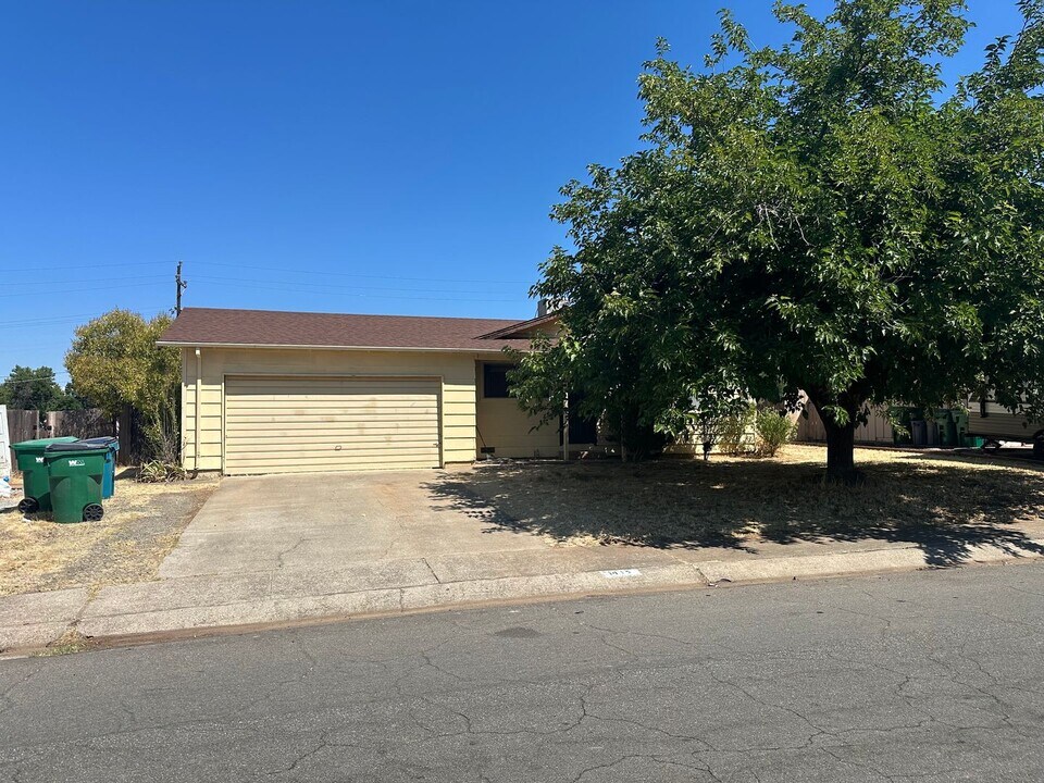 1415 Hemlock Ave in Anderson, CA - Building Photo