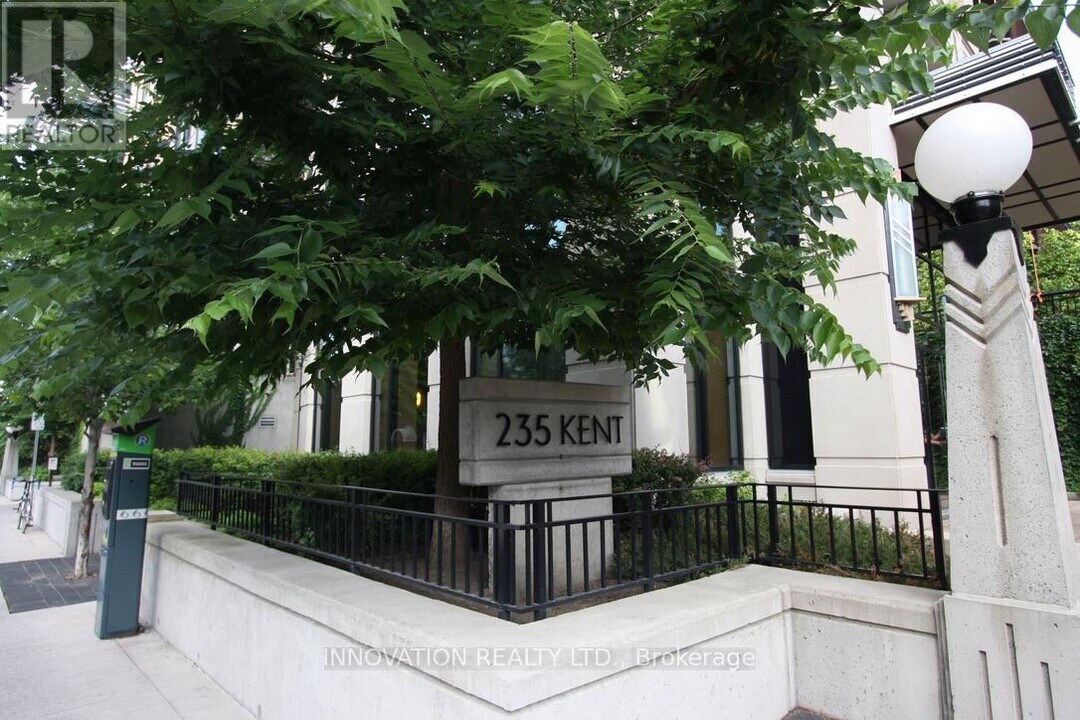 235 Kent St in Ottawa, ON - Building Photo
