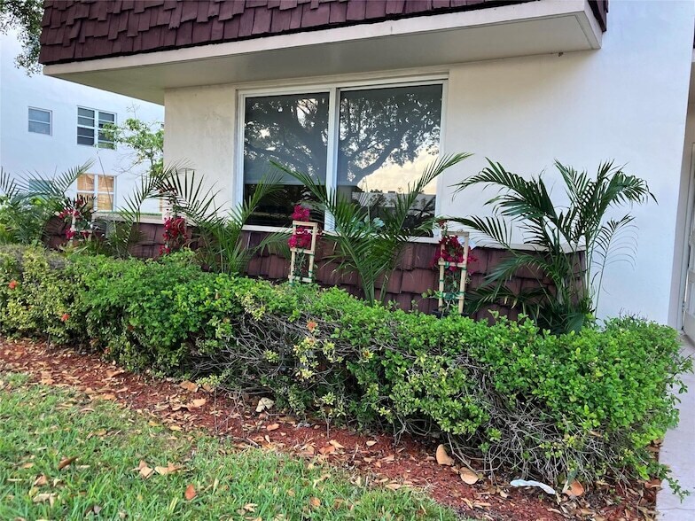 2601 S Palm Aire Dr, Unit 112 in Pompano Beach, FL - Building Photo
