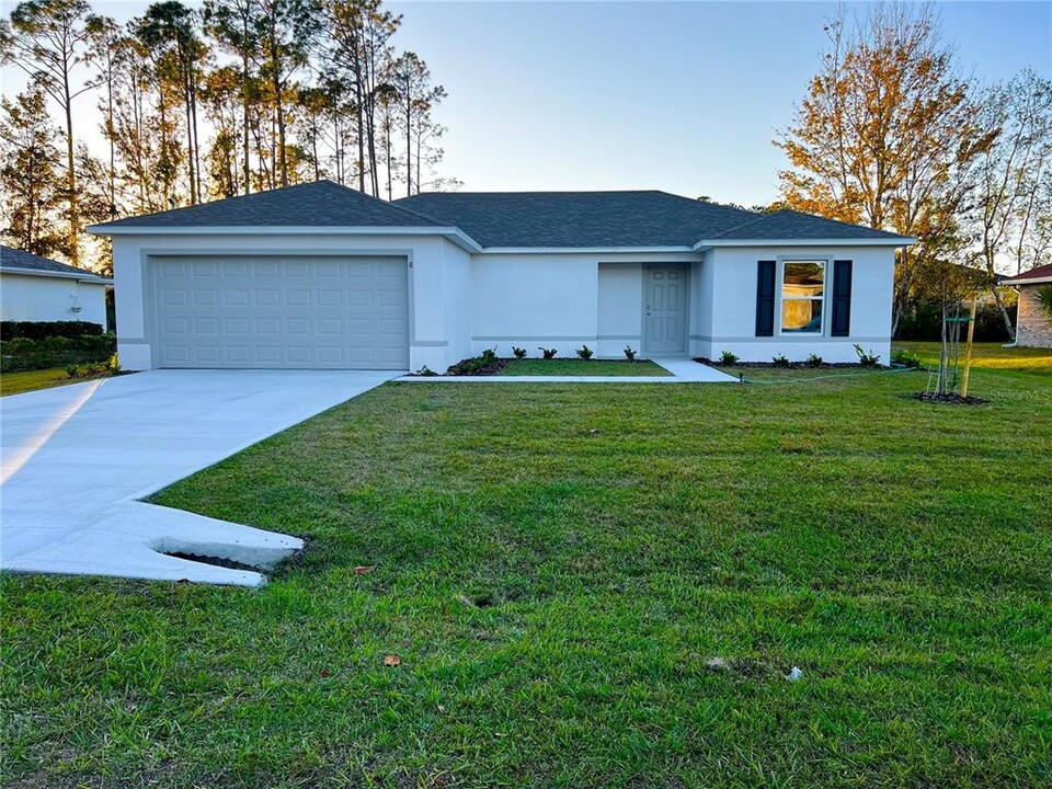 8 Roxanne Ln in Palm Coast, FL - Building Photo