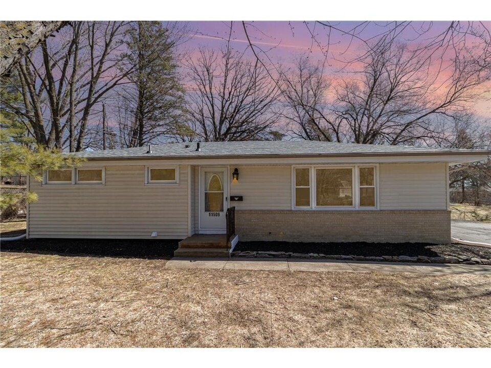11509 Palmer Rd in Minneapolis, MN - Building Photo
