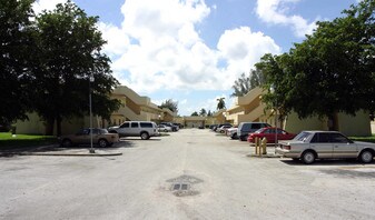 Tuscany Pointe Villas in Miami, FL - Building Photo