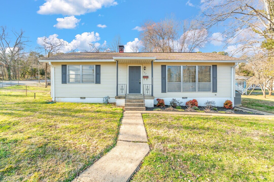 127 Albany Rd in Oak Ridge, TN - Building Photo
