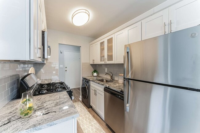 Mid Island Apartments in Bay Shore, NY - Foto de edificio - Building Photo