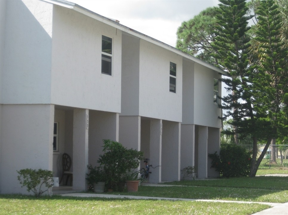 Dyson Circle / South Bay Apartments in West Palm Beach, FL - Building Photo