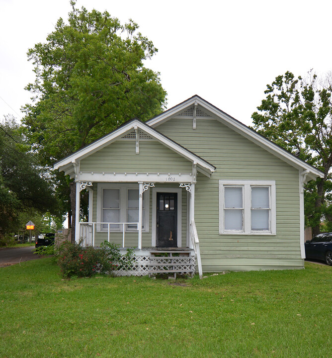 1001 N Park St in Brenham, TX - Building Photo