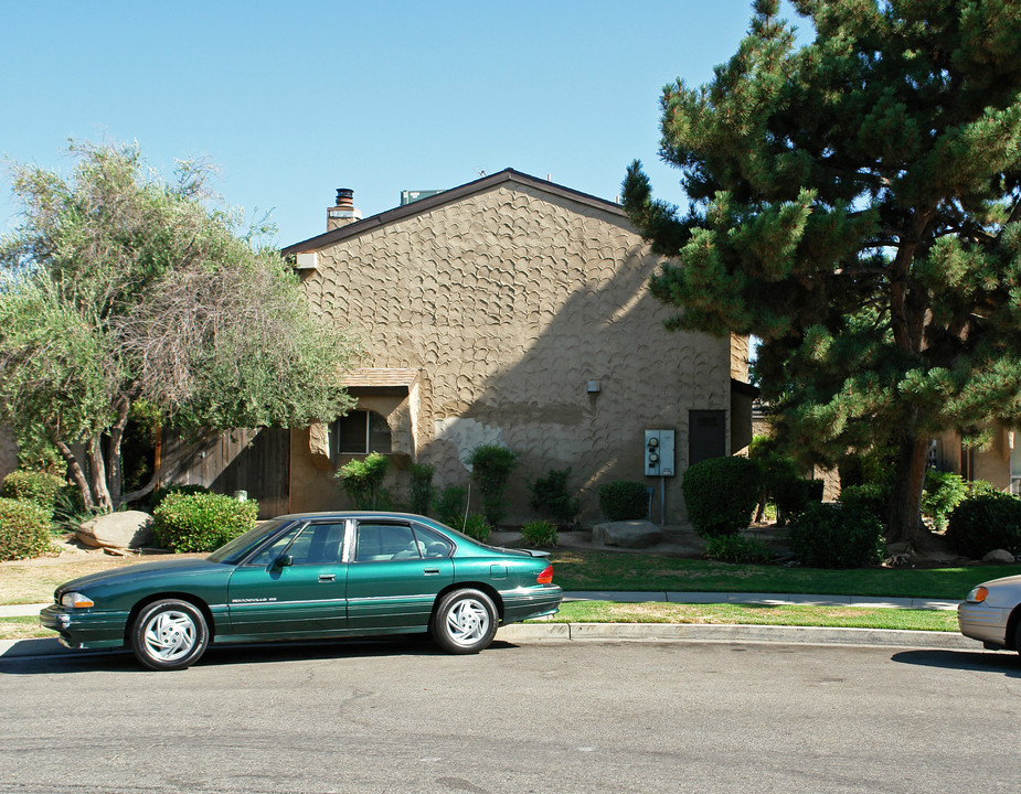 1950 W Simpson Ave in Fresno, CA - Building Photo