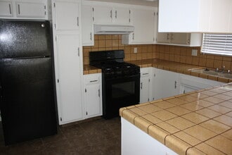 612 Norris Rd in Bakersfield, CA - Foto de edificio - Building Photo