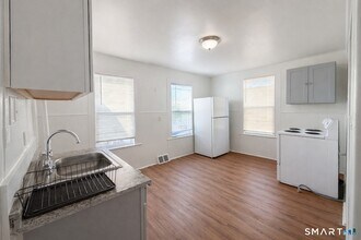 96 Franklin St, Unit 2nd Floor in Meriden, CT - Foto de edificio - Building Photo