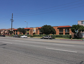 Estancia Apartments Homes in Van Nuys, CA - Building Photo - Building Photo