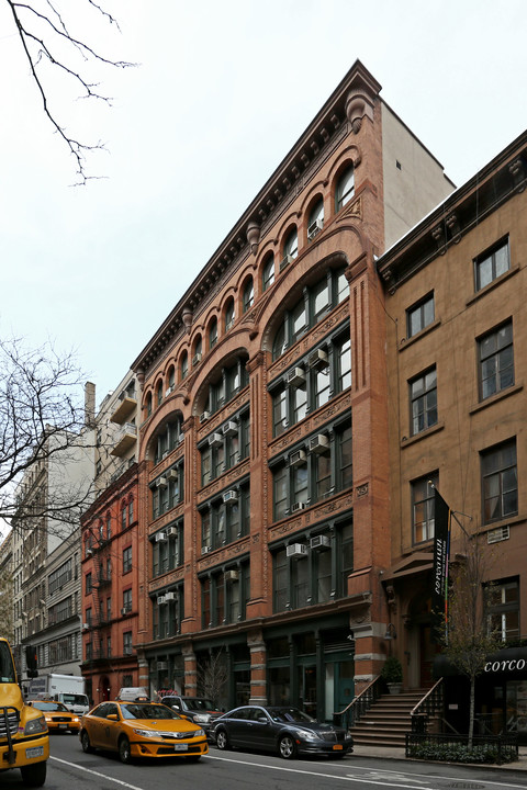 43 E 10th St in New York, NY - Building Photo