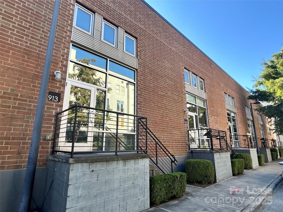 913 Westmere Ave in Charlotte, NC - Building Photo