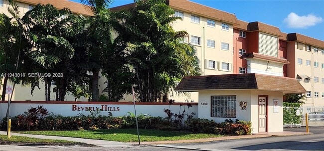 5300 Washington St in Hollywood, FL - Foto de edificio - Building Photo