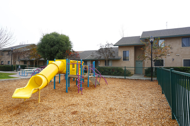 Almond Court in Wasco, CA - Foto de edificio - Building Photo