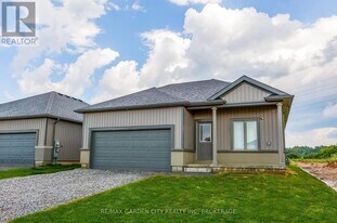 34 Bounty Ave in Thorold, ON - Building Photo