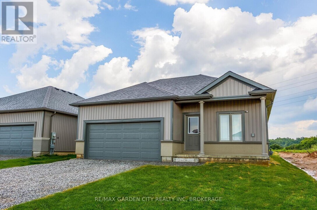 34 Bounty Ave in Thorold, ON - Building Photo