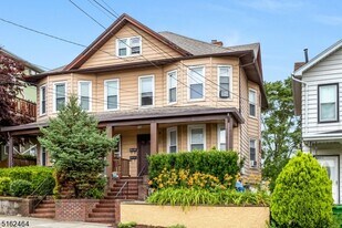 80 Lincoln Pl, Unit 2 in East Rutherford, NJ - Building Photo