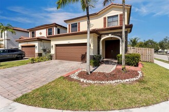 8890 NW 99th Path in Doral, FL - Foto de edificio - Building Photo