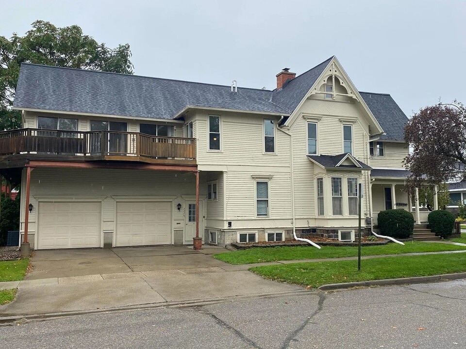 222 E Mason St, Unit 1 in Owosso, MI - Building Photo