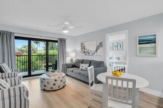 600 Neapolitan Way in Naples, FL - Building Photo - Building Photo