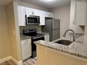 201 Santa Clara Dr in Naples, FL - Foto de edificio - Building Photo