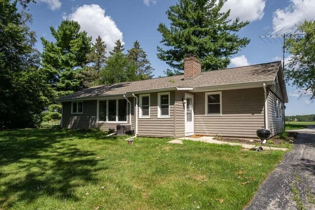 3130 Oakwood Rd in Hartland, WI - Building Photo - Building Photo