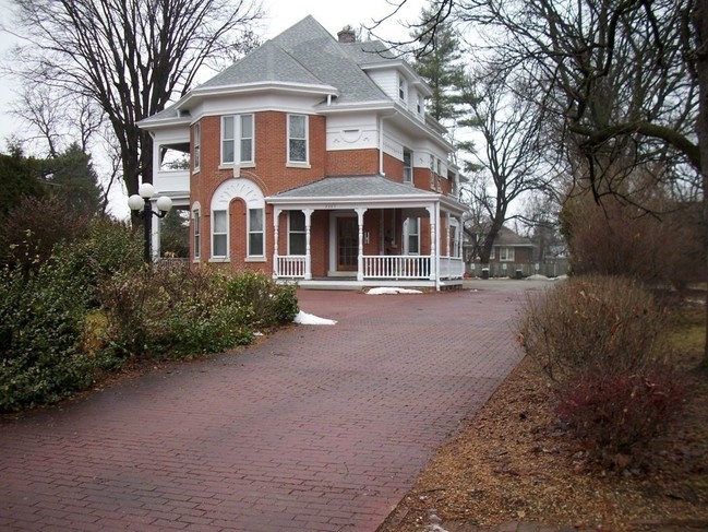 2305 Maine St, Unit 3w in Quincy, IL - Building Photo - Building Photo
