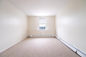 115 Wolfs Ln in Pelham, NY - Building Photo - Building Photo