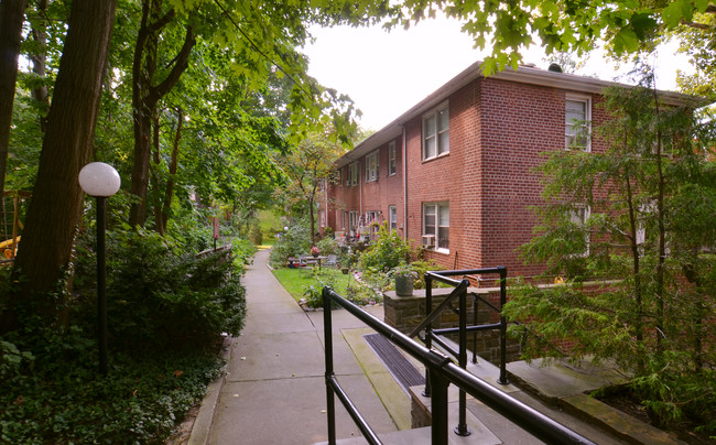 Dogwood Close Townhomes in Riverdale, NY - Building Photo - Building Photo