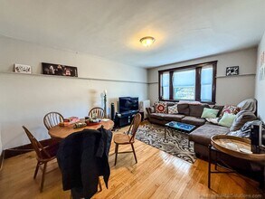153 Cypress St, Unit 1 in Brookline, MA - Foto de edificio - Building Photo