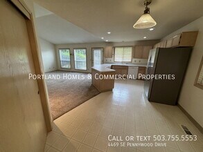 4469 SE Pennywood Dr in Milwaukie, OR - Foto de edificio - Building Photo