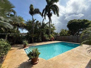 1728 NE 39th St in Oakland Park, FL - Foto de edificio - Building Photo