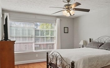 6980 Roswell Rd in Atlanta, GA - Foto de edificio - Building Photo