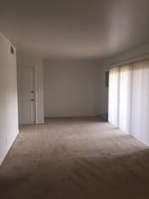 694 Robinwood Dr, Unit B in Pittsburgh, PA - Foto de edificio - Building Photo